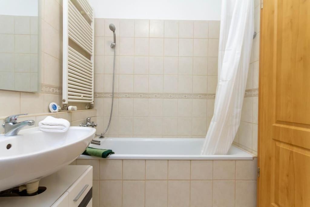 Gozsdu White Raven 3 - Terrace And Free Underground Parking Apartment Budapest Ngoại thất bức ảnh